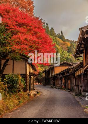 Traditionelle Holzhäuser von Tumago auf dem nakasendo Trail in den bunten Herbstblättern der Hügel des kiso-Tals in japan Stockfoto