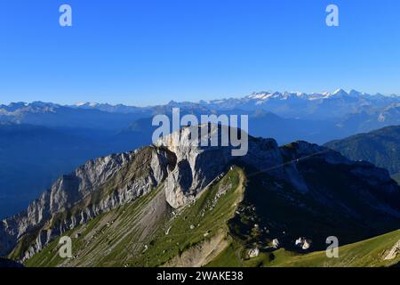 Blick von der Terrasse des Hotel Kulm auf die schneebedeckten Gipfel dahinter, Pilatus, Schweiz, August 2022. Stockfoto