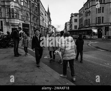 Oeople kommt vorbei in Carfax, Oxford, england Stockfoto