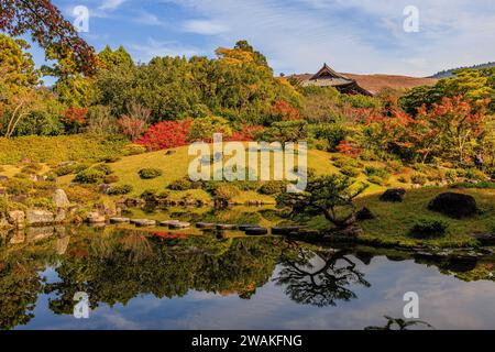 Iguien Gärten in nara im Herbst spiegeln sich bunte Bäume im Spiegelsee mit der ausgeliehenen Landschaft der Berge und des Nandaimon-Tors dahinter Stockfoto