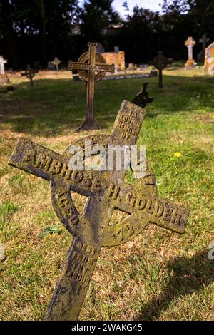 Großbritannien, England, Oxfordshire, Fringford, Main Street, St. Michael und All Angels Kirchhof, Ambrose H Golder Grabmarker aus Metall Stockfoto