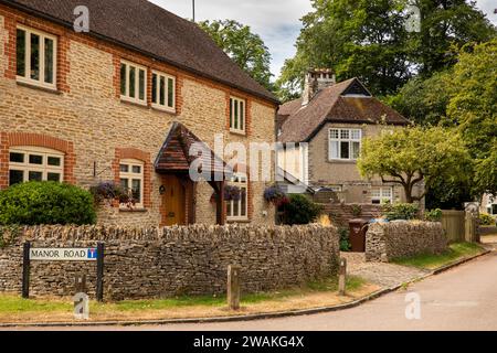 Großbritannien, England, Oxfordshire, Fringford, Main Street, neu gebautes Haus und die Lodge Stockfoto