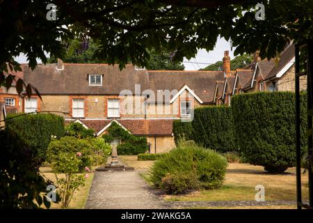 Großbritannien, England, Oxfordshire, Fringford, Main Street, geschlossener Garten des Herrenhauses Stockfoto