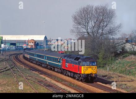 Ein Paar Diesellokomotiven der Baureihe 47 mit den Nummern 47789 oben und hinten, mit 47701, die den Kurzsatz der Wherry Lines bildeten, arbeitete am 8. April 2002 mit einem Anglia-Service-Laster einer DMU, die sich Lowestoft näherte. Stockfoto