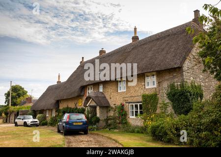 Großbritannien, England, Oxfordshire, Fringford, Main Street, alte Schmiede und Post, wo Flora Thompson arbeitete Stockfoto