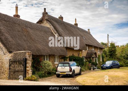 Großbritannien, England, Oxfordshire, Fringford, Main Street, alte Schmiede und Post, wo Flora Thompson arbeitete Stockfoto