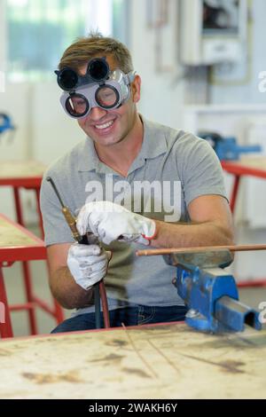 Mann mittleren Alters mit Schutzbrille zum Schweißen Stockfoto