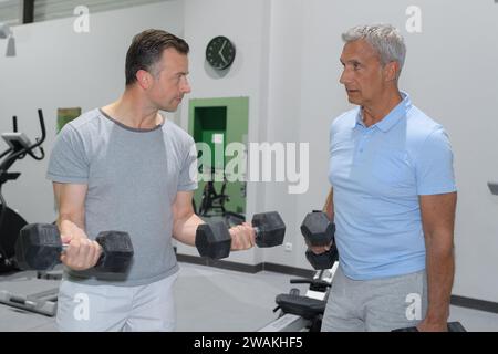 Vater und Sohn machen gemeinsam Gewichtheben Stockfoto