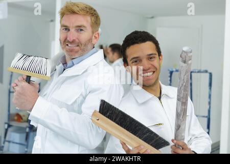 Konzeptmaler gruppieren sich auf weißem Hintergrund Stockfoto