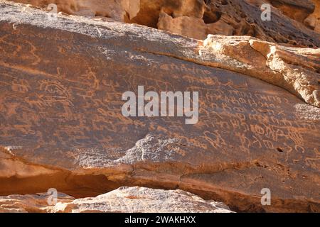 Antike Petroglyphen an der Alula-Stätte von Jabal Ikmah in der Arabischen Wüste Stockfoto