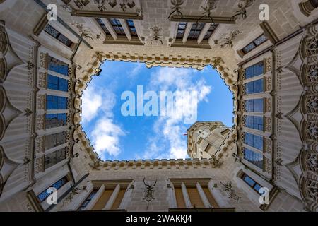 Der Innenhof Schloss Hluboka. Wunderschöne gotische Elemente an den Wänden. Hluboka nad Vltavou. Tschechische Republik. Stockfoto