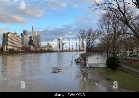 05. Januar 2024, Hessen, Frankfurt/Main: Das Südufer des Main wird stellenweise vom Hochwasser überflutet. Der Fußweg und der Radweg entlang des Ufers sind geschlossen und Schilder warnen vor Überschwemmungen. Foto: Isabell Scheuplein/dpa Stockfoto