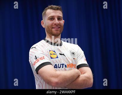 05. Januar 2024, Schleswig-Holstein, Brunsbüttel: Handball: Europameisterschaft, Männer, Deutscher Handballverband (DHB) Medienevent, Teamfoto und Einzelfotos, im Elbeforum Brunsbüttel. Nationalspieler Lukas Mertens. Foto: Marcus Brandt/dpa Stockfoto