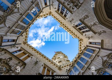 Der Innenhof Schloss Hluboka. Wunderschöne gotische Elemente an den Wänden. Hluboka nad Vltavou. Tschechische Republik. Stockfoto