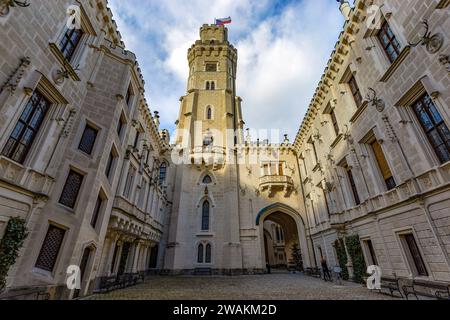 Der Innenhof Schloss Hluboka. Wunderschöne gotische Elemente an den Wänden. Hluboka nad Vltavou. Tschechische Republik. Stockfoto