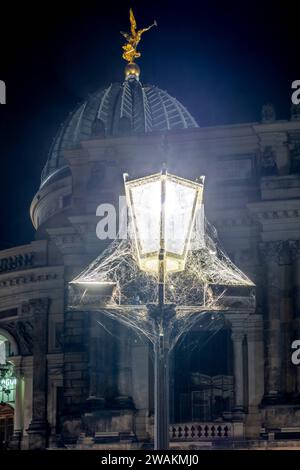 Straßenlaterne mit Spinnenweben, im Hintergrund die Kuppel der Hochschule für Bildende Künste in Dresdens Altstadt. Dresden Sachsen Deutschland *** Straßenlaterne mit Spinnennetzen, im Hintergrund die Kuppel der Akademie der bildenden Künste in Dresdens Altstadt Dresden Sachsen Deutschland 20230922-6V2A4622-HDR-arbeitet Stockfoto