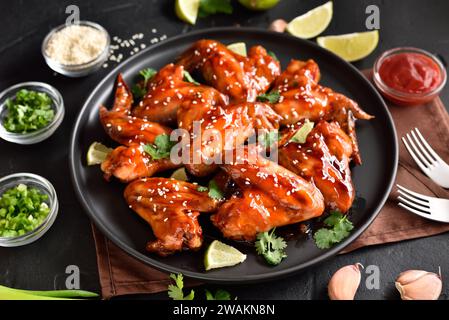 Gebackene Hähnchenflügel auf Teller, Nahansicht Stockfoto