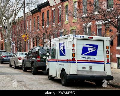 In der Stiles Street parkt ein LLV-Truck des United States Postal Service Grumman LLV, während Postarbeiter in Philadelphias Stadtviertel Brewerytown liefern. Stockfoto