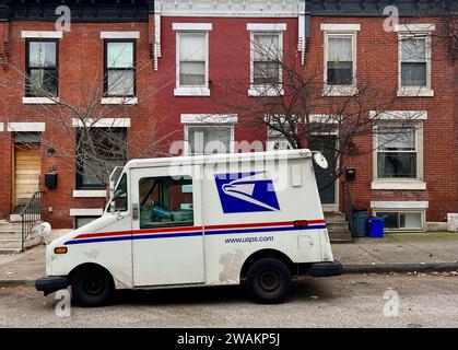 In der Stiles Street parkt ein LLV-Truck des United States Postal Service Grumman LLV, während Postarbeiter in Philadelphias Stadtviertel Brewerytown liefern. Stockfoto