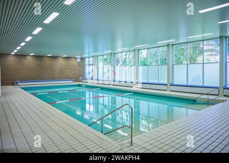 Ein leeres Schwimmbecken in einer Schule Stockfoto