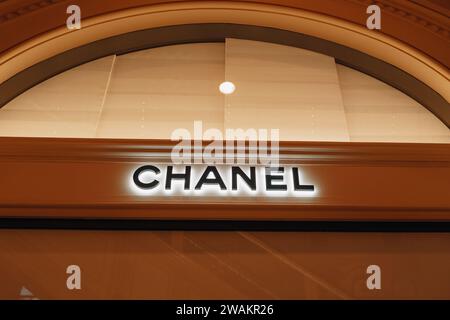 Chanel-Logo. Stilvolle luxuriöse Boutique-Präsentation. Chanel ist ein 1909 gegründetes Modehaus, das sich auf Haute Couture-Waren spezialisiert hat. Stockfoto