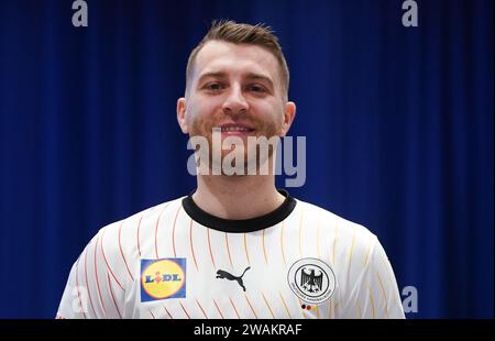 05. Januar 2024, Schleswig-Holstein, Brunsbüttel: Handball: Europameisterschaft, Männer, Deutscher Handballverband (DHB) Medienevent, Teamfoto und Einzelfotos, im Elbeforum Brunsbüttel. Nationalspieler Lukas Mertens. Foto: Marcus Brandt/dpa Stockfoto