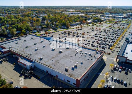 Große Parkplätze mit Autos in der Nähe des Einkaufszentrums in New Jersey, USA Stockfoto