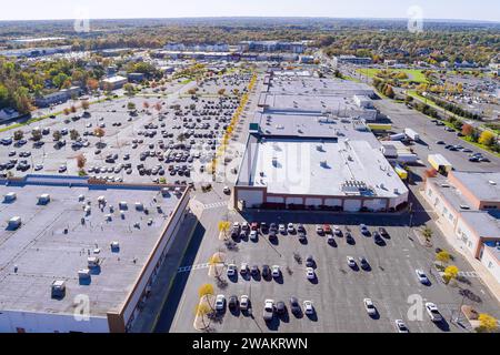 Es gibt einen großen Parkplatz mit Autos in der Nähe des Einkaufszentrums in New Jersey, USA Stockfoto