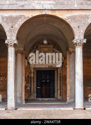 Eingangstür der Basilica dei Santi Quattro Coronati in Rom Stockfoto