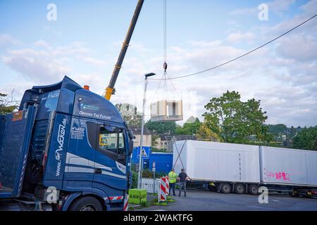 In Essen baut der Bauverein Kettwig in Ickten neu. Die Bauweise besteht aus Fertigbauteilen. Tieflader bringen Fertigbauteile zu einer Bause Stockfoto