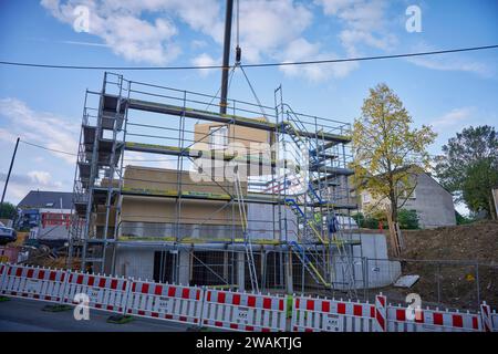 In Essen baut der Bauverein Kettwig in Ickten neu. Die Bauweise besteht aus Fertigbauteilen. Ein Fertigbauteil wird mit einem Kran eingehobe Stockfoto