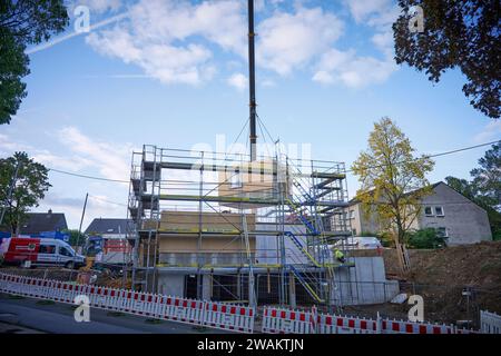 In Essen baut der Bauverein Kettwig in Ickten neu. Die Bauweise besteht aus Fertigbauteilen. Ein Fertigbauteil wird mit einem Kran eingehobe Stockfoto