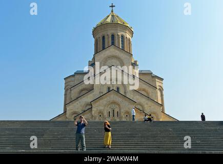 Touristen machen Selfie auf der Treppe vor der Sameba Kathedrale, der Heiligen Dreifaltigkeitskirche, der Westfassade, dem Avlabari Viertel, Tiflis, Georgien Stockfoto