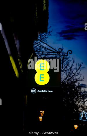 EE Handyschild vor BT Shop at Night, High Street, Lincoln City, Lincolnshire, England, UK Stockfoto