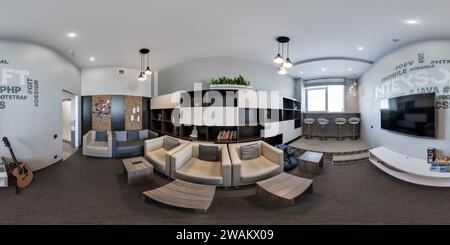 360 Grad Panorama Ansicht von MINSK, WEISSRUSSLAND - MAI 2020: Vollständiges, nahtloses, sphärisches hdri 360-Panorama im Ruhe- und Ruheraum für Büroangestellte im modernen Coworking in eq