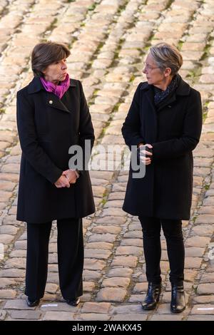 Paris, Frankreich. Januar 2024. Julien Mattia/Le Pictorium - nationale Hommage an Jacques Delors in Les Invalides - 05/01/2024 - Frankreich/Ile-de-France (Region)/Paris - Premierministerin Elisabeth Borne und Ministerin für Europa und Auswärtige Angelegenheiten Catherine Colonna warten auf die Ankunft des Staatschefs vor der nationalen Hommage an Jacques Delors im The Hotel National des Invalides, Paris, 5. Januar 2024 Guthaben: LE PICTORIUM/Alamy Live News Stockfoto