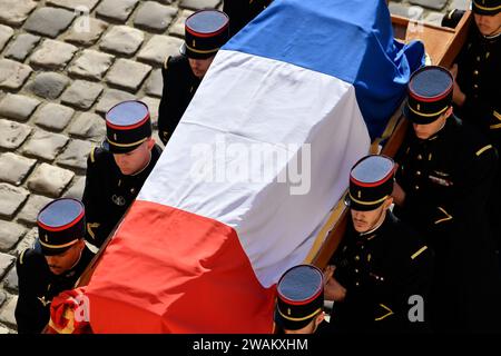 Paris, Frankreich. Januar 2024. © Julien Mattia/Le Pictorium/MAXPPP - Paris 05/01/2024 le cercueil de Mr Jacques Delors quitte l'Hotel National des Invalides, A Paris, le 5 Janvier 2024 Credit: MAXPPP/Alamy Live News Stockfoto