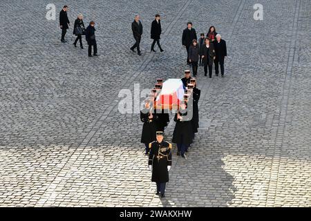 Paris, Frankreich. Januar 2024. © Julien Mattia/Le Pictorium/MAXPPP - Paris 05/01/2024 le cercueil de Mr Jacques Delors quitte l'Hotel National des Invalides, A Paris, le 5 Janvier 2024 Credit: MAXPPP/Alamy Live News Stockfoto