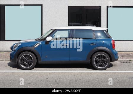 TURIN, ITALIEN - CA. JULI 2021: Blauer Miniwagen Stockfoto