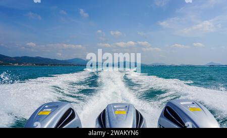 Die Querwellen bildeten sich auf der Wasseroberfläche hinter einem Motorboot Stockfoto