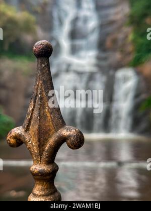 Silver Cascade Falls, einer der schönsten Schätze der Prinzessin der Bergstationen, Kodaikanal, Tamil Nadu. Fokus auf Vordergrundzaun. Stockfoto