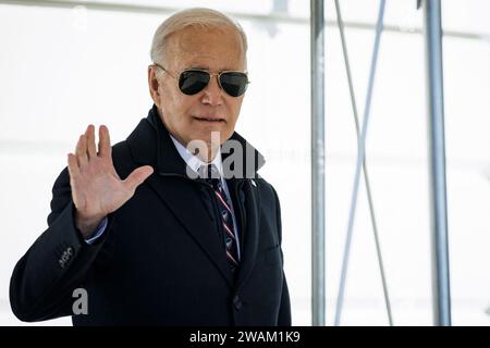 Washington, Usa. Januar 2024. Präsident Joe Biden winkt, als er am 5. Januar 2024 aus dem Weißen Haus in Richtung Marine One geht. In Washington, DC, fährt der Präsident zu seinem Haus in Wilmington, Delaware, wo er das Wochenende verbringen wird. (Foto: Samuel Corum/Pool/ABACAPRESS.COM) Credit: Abaca Press/Alamy Live News Stockfoto