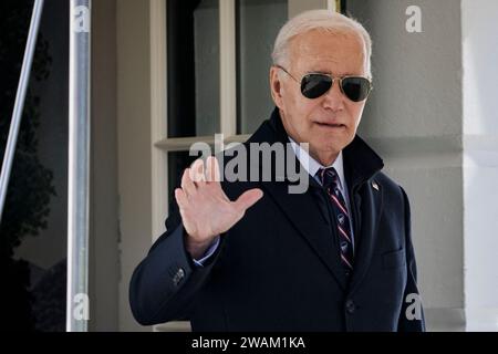 Washington, Usa. Januar 2024. Präsident Joe Biden winkt, als er am 5. Januar 2024 aus dem Weißen Haus in Richtung Marine One geht. In Washington, DC, fährt der Präsident zu seinem Haus in Wilmington, Delaware, wo er das Wochenende verbringen wird. (Foto: Samuel Corum/Pool/ABACAPRESS.COM) Credit: Abaca Press/Alamy Live News Stockfoto