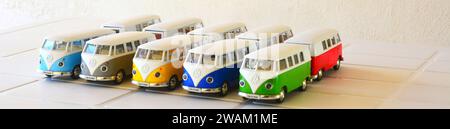 Druckguss, Eisenminiatur, Lieferwagen in verschiedenen Farben, Brasilien, Südamerika, Draufsicht, selektiver Fokus auf weißem Tisch auf weißem Hintergrund, Kopierraum Stockfoto