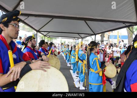 Stadt: Marília, São Paulo, Brasilien, 04. April 2023: Präsentation der japanischen Kultur auf dem Platz zum Jahrestag der Stadt mit großen Taiko-Trommeln Stockfoto