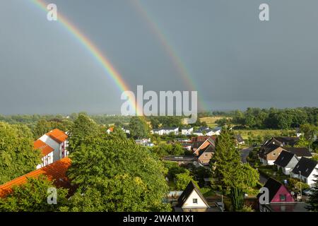 Ein doppelter Regenbogen ist ein wunderbarer Anblick, bei dem Sie zwei spektakuläre Naturschauspiele zum Preis von einem erhalten. Stockfoto