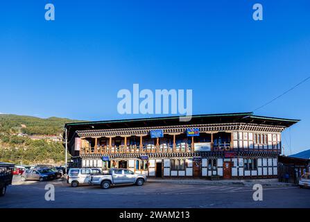 Lokale Geschäfte und Verwaltungsbüros in der Hauptstraße der Stadt Chamkhar, Bumthang, in der zentralöstlichen Region Bhutans Stockfoto