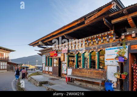 Restaurant und lokale Geschäfte im Zentrum von Chamkhar Stadt, Bumthang, in der zentralöstlichen Region von Bhutan Stockfoto