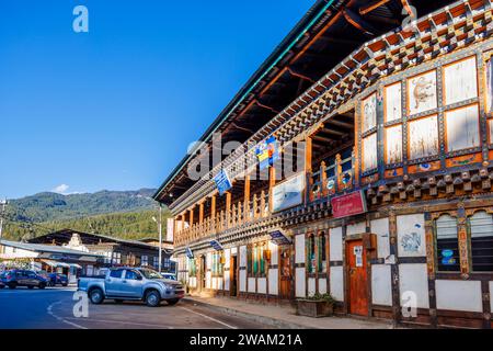 Lokale Geschäfte und Verwaltungsbüros in der Hauptstraße der Stadt Chamkhar, Bumthang, in der zentralöstlichen Region Bhutans Stockfoto