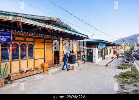 Eine Reihe typischer lokaler Geschäfte in lokalen Geschäften in Chamkhar Town, Bumthang, in der zentralöstlichen Region Bhutans Stockfoto